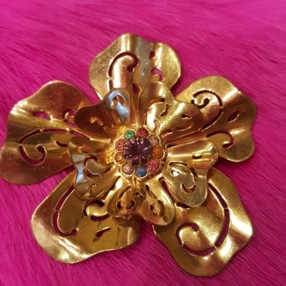VINTAGE FLOWER BROOCH WITH GEMS IN CENTER